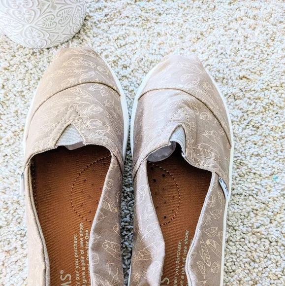 NWOT Brown Feather Girls Youth Tom's Slip Ons - Picture 6 of 9